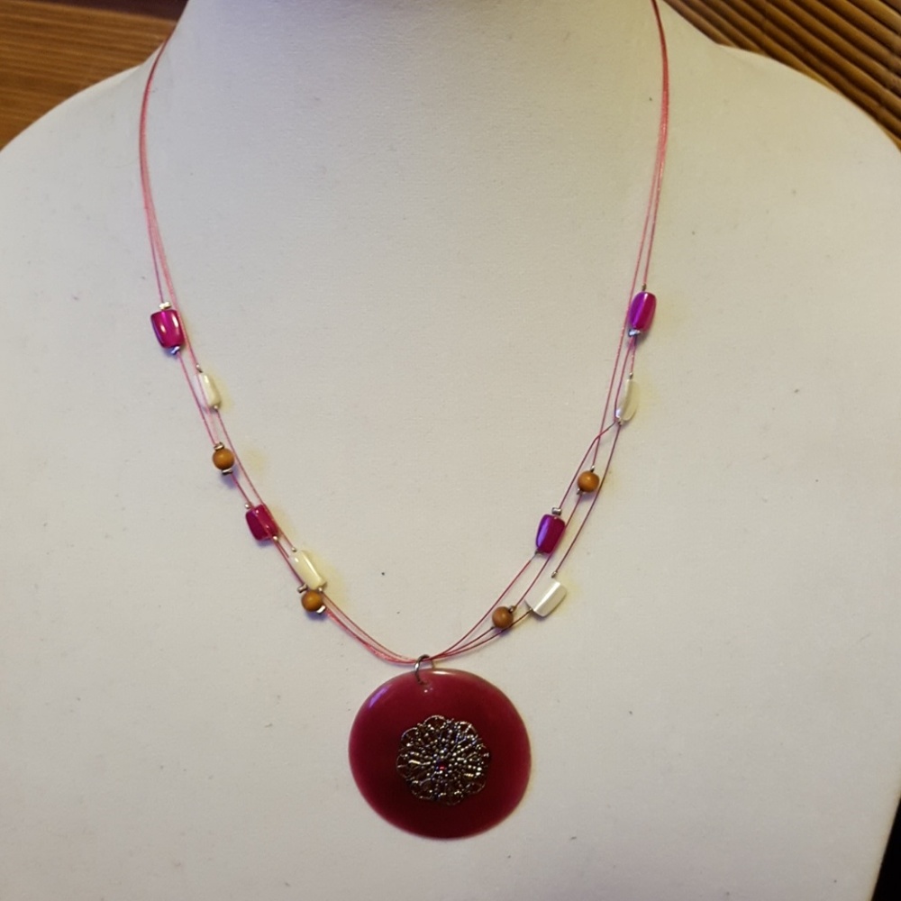 Pink wire necklace with medallion